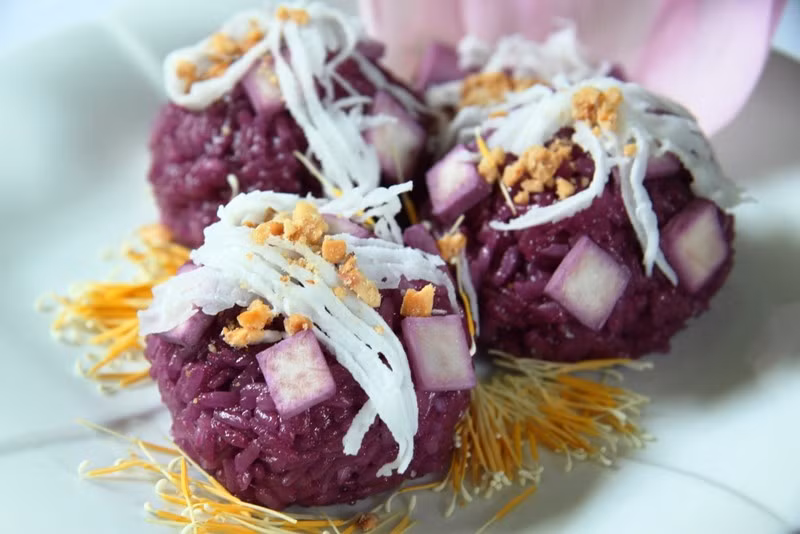 Xôi khoai lang ngậm nước dừa: Món ăn này có màu sắc rực rỡ bắt mắt, khi ăn vị xôi hòa quyện với nước cốt dừa béo ngậy, thơm ngon lạ miệng. Ảnh: Yeunoitro.