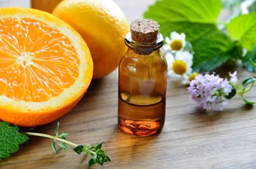 Để chăm sóc da theo cách này, bạn cần chuẩn bị một số loại tinh dầu như: dầu dừa, dầu oliu, dầu oải hương, dầu cam, dầu argan. Sau đó, trộn tất cả lại với nhau theo tỉ lệ bằng nhau, cho vào lọ thủy tinh dùng dần. Ảnh: Heroma. 