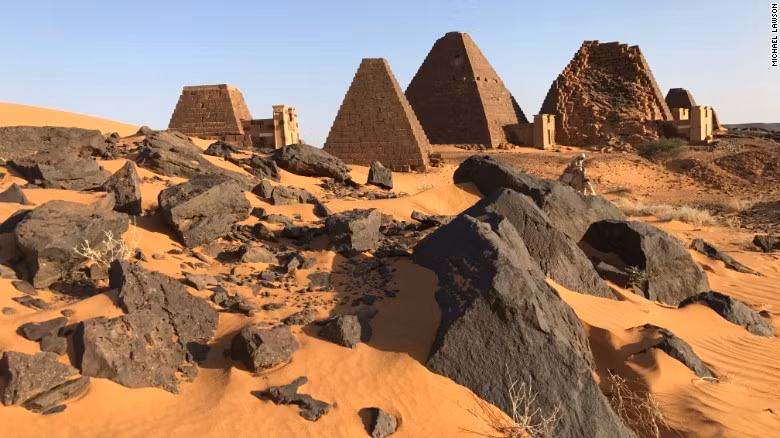 Hơn 200 kim tự tháp được tìm thấy tại Sudan, trong đó 177 công trình nằm trên đảo Meroe và 74 kim tự tháp khác ở vùng Nuri.