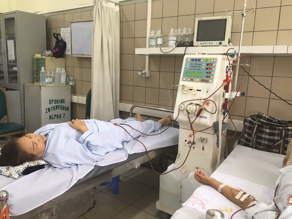 Tại đây, máu sau khi đã được lọc các chất độc và làm sạch sẽ được trả lại cơ thể thông qua đường ống thứ hai cùng gắn trên cánh tay.