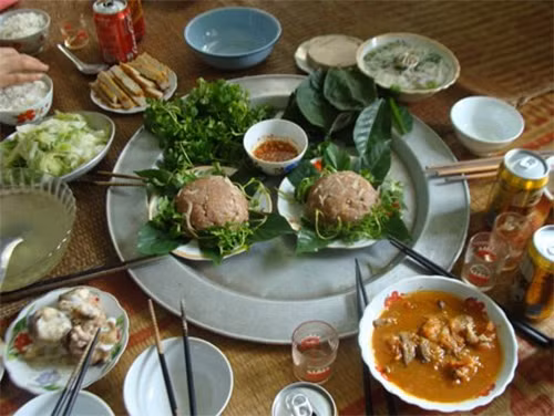 Nem thịt lợn sống của Thái Bình được chế biến từ thịt lợn xay nhuyễn, chút xương non của lợn, bì lợn, chút mỡ lợn và các loại gia vị kết hợp với nhau. Ảnh: Vietnamnet.