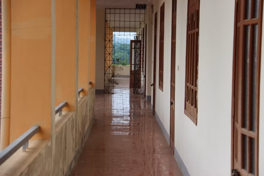 Trường được xây dựng trên diện tích 35.700 m2 do UBND huyện Hương Khê làm chủ đầu tư với nhiều hạng mục và cơ sở vật chất khang trang. Từ các dãy nhà hiệu bộ, nhà học lý thuyết, nhà xưởng thực hành, khu ký túc xá 3 tầng. Dự tính trường sẽ đáp ứng nhu cầu đào tạo nghề cho hơn 600 học sinh.