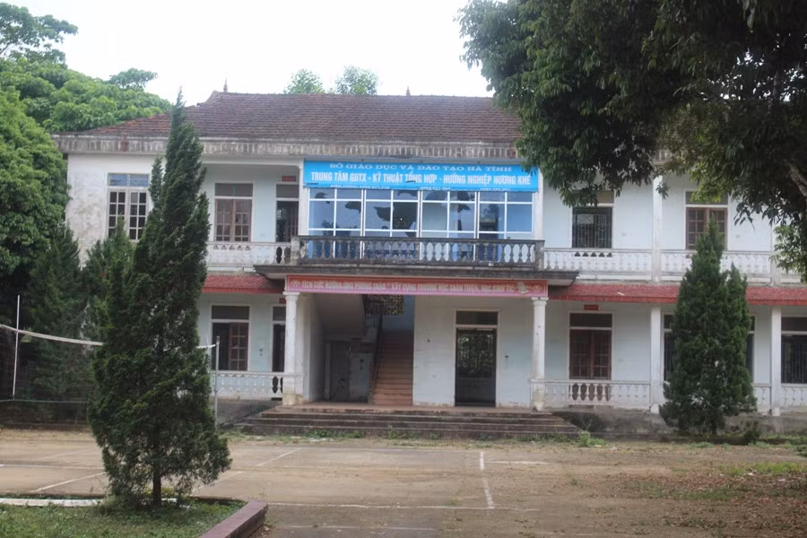 Để xây dựng dự án trung tâm mới 39 tỷ, hai trường cũ là Trung tâm Giáo dục thường xuyên và Trung tâm dạy nghề Hương Khê phải bỏ hoang để sáp nhập