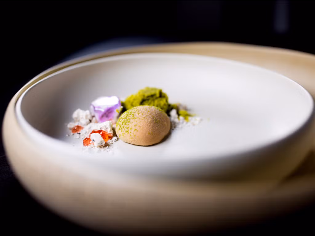 Alinea, Chicago, Mỹ: “The Kitchen Table” là trải nghiệm ấn tượng và tân tiến nhất, đem lại sự riêng tư tuyệt đối cho thực khách. Bạn sẽ phải chi khoảng 385 USD một người cho bữa ăn ở đây.