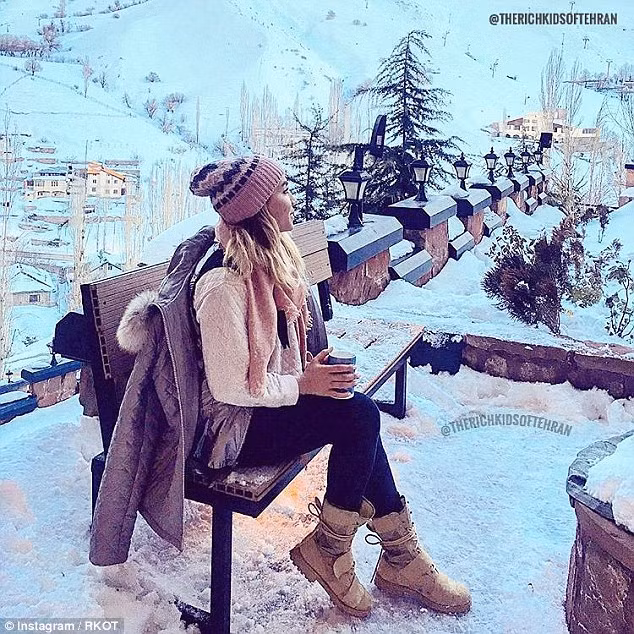 Cô nàng thả hồn mình khi ngắm cảnh sắc xung quanh tại nơi nghỉ dưỡng. Ảnh Daily Mail