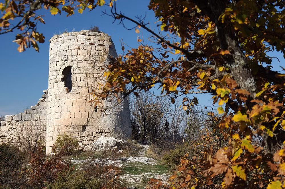 Khi mùa du lịch qua đi, cảnh vật ở Crimea chuyển đổi để sẵn sàng cho mùa đông sắp tới. Tuy nhiên, tháng 11 bình lặng ở vùng đất này có lẽ là khoảng thời gian tốt nhất để ngắm nhìn cảnh sắc nơi đây. Ảnh: Di tích thành trì còn sót lại ở Bakhchisarai trên bán đảo Crimea. Ảnh Sputnik