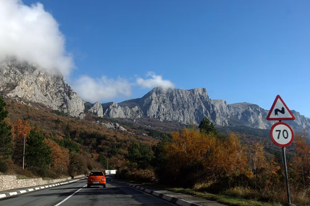 Con đường men theo triền núi ở Crimea. Ảnh Sputnik