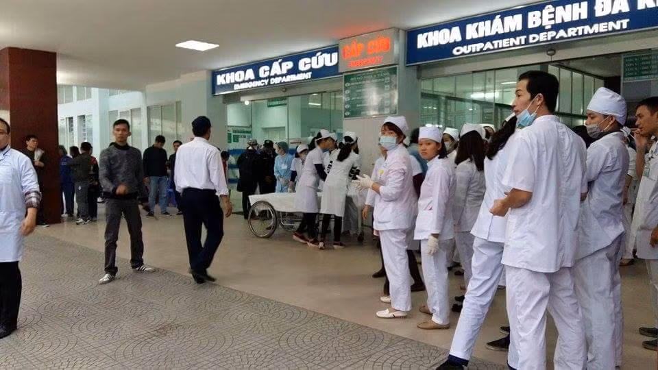 Hàng trăm xe cấp cứu cũng như xe tải được huy động để chuyển công nhân đến khoa cấp cứu tại bệnh viện Việt Tiệp Hải Phòng.
