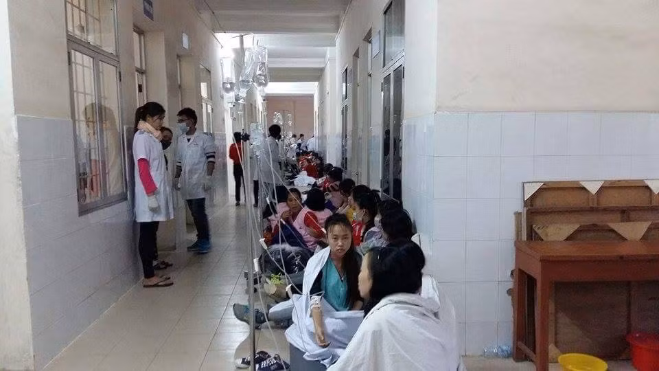 Từ 16h – 17h, theo ghi nhận của PV tại khoa cấp cứu và khoa lây, bệnh viện Việt Tiệp Hải Phòng, các xe cấp cứu và xe tải nhỏ liên tục đưa những công nhân vào. Những bệnh nhân nặng được chuyển vào khoa cấp cứu; bệnh nhân nhẹ hơn được chuyển thẳng sang khoa lây. Các bác sỹ ở bệnh viện Việt Tiệp được huy động tối đa để ưu tiên các ca cấp cứu. Cả hai tầng ở khoa lây – bệnh viện Việt Tiệp kín bệnh nhân ngồi hết cả ở hành lang.