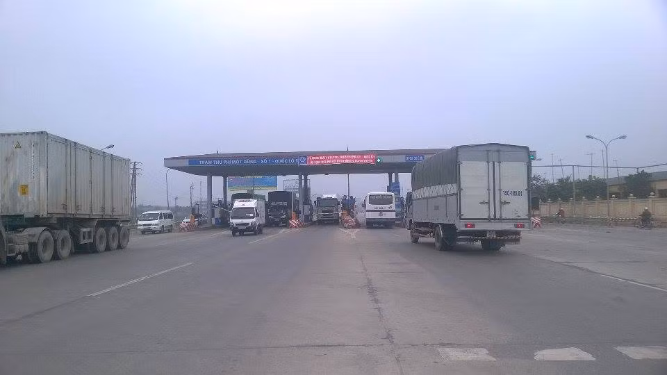 Nhiều doanh nghiệp vận tải cho rằng, Phí BOT sau tăng như hiện nay là quá cao.