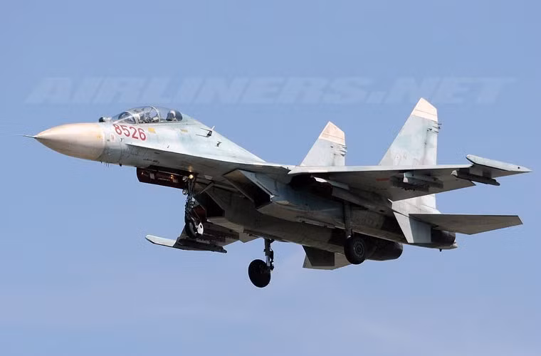 Trước đó, chiếc 8526 này mang màu ngụy trang camo trắng – xanh nhạt nền trời – cùng màu với các máy bay Su-30MK2 của Trung đoàn 935 (Biên Hòa, Đồng Nai).