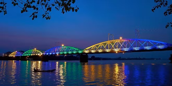 Cầu Ghềnh về đêm được thắp sáng lộng lẫy. Cây cầu đã gắn liền với cuộc sống của người dân TP Biên Hòa, Đồng Nai. Ảnh: Skyscrapercity.
