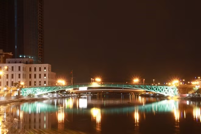  Cầu Mống: Hiện không còn là nơi lưu thông xe cộ, mà trở thành điểm hẹn hò lãng mạn của giới trẻ Sài Gòn. Ảnh: Như Quỳnh.