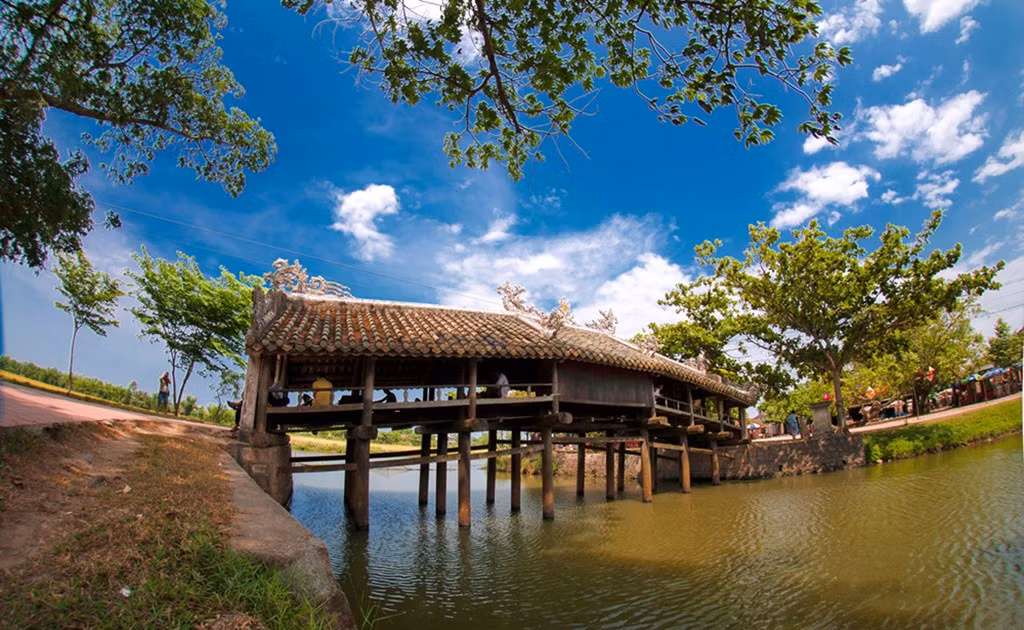  Cầu ngói Thanh Toàn, Thừa Thiên - Huế: Cây cầu gỗ bắc qua mương làng Thanh Thủy Chánh, xã Thủy Thanh, tỉnh Thừa Thiên - Huế, là một công trình quý hiếm và có giá trị nghệ thuật cao trong các loại cầu cổ ở Việt Nam. Ảnh: Hanoitv.