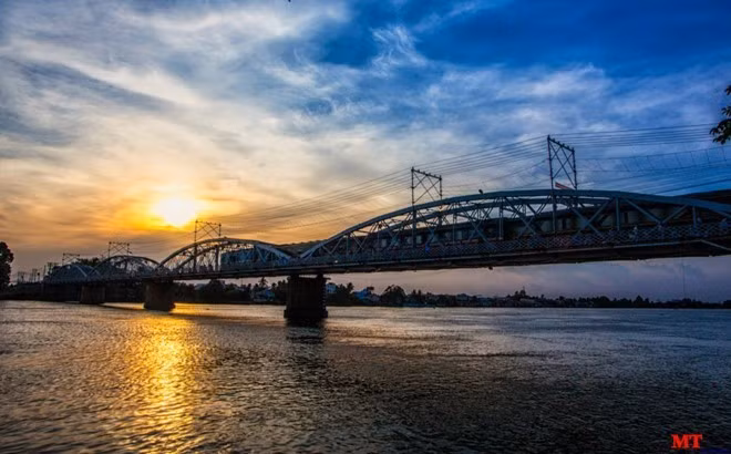  Cầu Ghềnh, Đồng Nai: Cầu Ghềnh dài 223 m bắc qua sông Đồng Nai dẫn vào Cù Lao Phố, được xây bằng thép theo kiến trúc Gothic độc đáo do hãng Eiffel của Pháp thiết kế và thi công năm 1902. Ảnh: Mai Trần.
