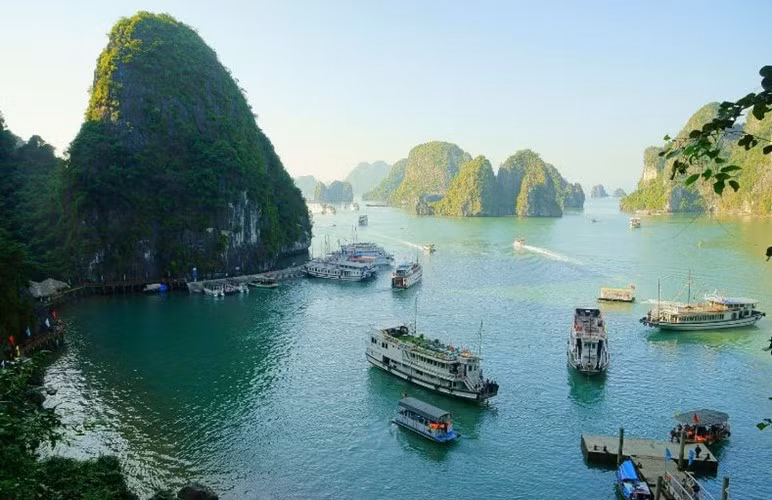  3. Vịnh Hạ Long: Vịnh Hạ Long thuộc địa phận tỉnh Quảng Ninh, gồm 1.969 hòn đảo lớn nhỏ. Cái tên Hạ Long xuất phát từ truyền thuyết về một con rồng bay từ trên trời xuống, phun ngọc ra từ phía trên mặt biển. Những viên ngọc này khi chạm nước đã tạo thành những hòn núi đá vôi để ngăn quân thù. Các ngọn núi đá vôi hùng vĩ nổi trên mặt biển xanh biếc tạo nên một khung cảnh ngoạn mục thu hút rất đông du khách trong và ngoài nước. Ảnh: Pixabay/CCO.