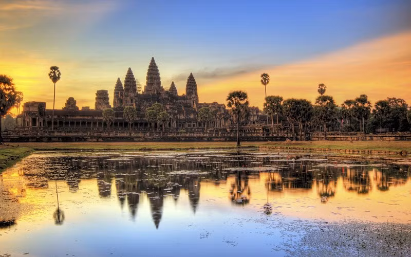  2. Công viên khảo cổ Angkor (Campuchia): Là một trong những địa điểm khảo cổ quan trọng nhất khu vực Đông Nam Á. Nơi đây gồm rất nhiều đền đài, hệ thống thủy lợi và các tuyến đường giao thông quan trọng của Đế chế Khmer từ thế kỷ 9-15. Trong đó, ngôi đền đáng chú ý nhất là Angkor Wat, được cho là di tích tôn giáo lớn nhất thế giới được xây dựng từ đầu thế kỷ 12. Đền được xây dựng bằng các khối đá sa thạch khai thác từ núi Phnom Kulen, vận chuyển về bằng bè dọc theo sông Siem Reap. Ảnh: Angkor-Cambodia.