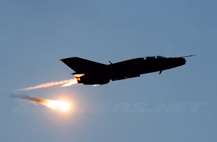 Ngoài ra, MiG-21 LanceR C trang bị hệ thống đối phó điện tử mà điển hình là khả năng phóng mồi bẫy nhiệt đánh lừa tên lửa đối không tầm nhiệt của đối phương. Trong ảnh là chiếc LanceR C phóng mồi bẫy nhiệt.
