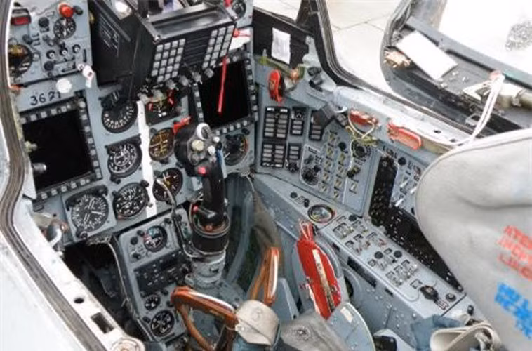 Cận cảnh buồng lái MiG-21 LanceR C hiện đại hóa với 2 màn hình tinh thể lỏng đa năng và màn hình HUD. So với MiG-21 nguyên bản rõ ràng là khác nhau một trời một vực.