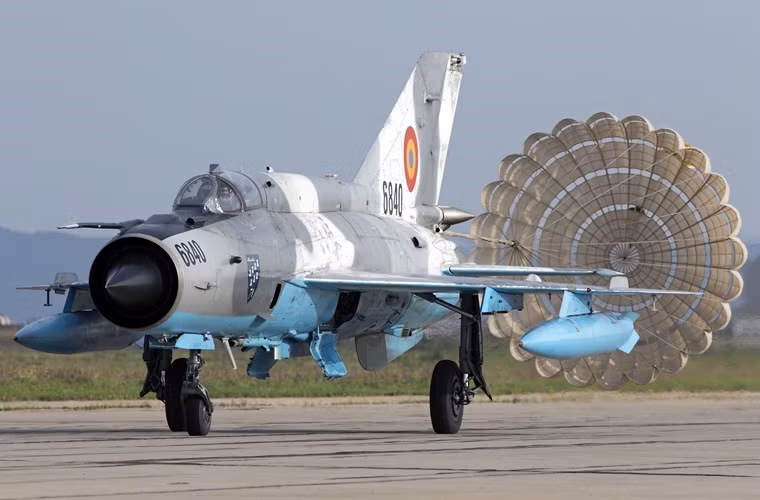 Trong đó, bản LanceR C có thể được dùng trong cuộc tập trận sắp tới với F-16 vì nó vốn được tối ưu hóa chiếm ưu thế trên không, trong khi bản A dùng cho cường kích, bản B dùng cho huấn luyện.