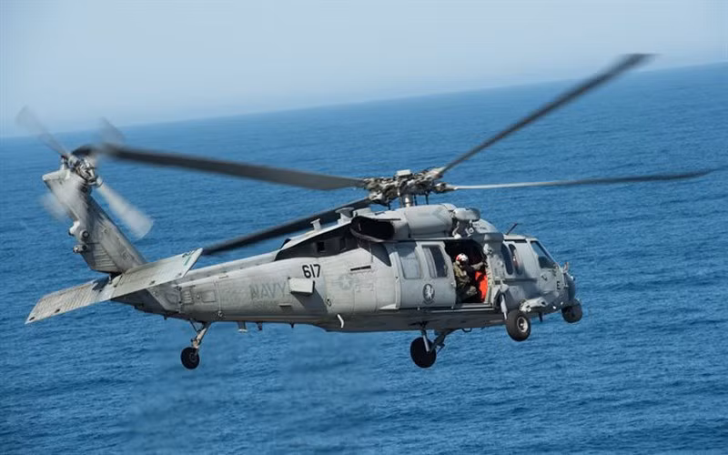 Máy bay MH-60 được trang bị cảm biến tìm kiếm và chỉ thị mục tiêu hồng ngoại (FLIR) phía trước mũi, một radar khẩu độ tổng hợp dưới buồng lái có khả năng phát hiện các mục tiêu nhỏ trên mặt nước, cùng cảm biến dò tìm và phát hiện tàu ngầm.