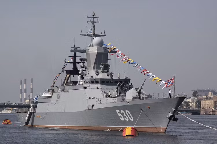 Không to lớn bằng Neustrashimyy nhưng đây là một trong ba tàu chiến hiện đại nhất Hạm đội Baltic thuộc Project 20380 Steregushchy. Lớp tàu có lượng giãn nước hơn 2.000 tấn, trang bị hệ thống vũ khí hiện đại như tổ hợp phòng không Kashtan M hoặc Redut VLS, tên lửa chống hạm Kh-35 Uran hoặc Kaliber NKE..