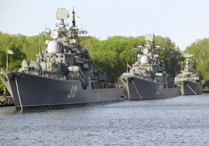 Hai tàu khu trục tên lửa lớn nhất Hạm đội Baltic - Hải quân Nga - Project 956 Sovremenny mang tên Nastoychivyy (610) và Bespokoynyy (620). Chúng có lượng giãn nước toàn tải 7.940 tấn, dài 156m, trang bị 8 tên lửa diệt hạm siêu âm P-270 Moskit, tên lửa phòng không, vũ khí chống ngầm...