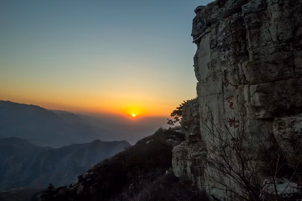 Núi Hành Sơn: Núi Hành Sơn nằm ở tỉnh Hồ Nam có 72 đỉnh, với khoảng 200 công trình Đạo giáo và Phật giáo. Trong đó, nổi tiếng nhất là đền Nam Việt với diện tích hơn 100.000 m2. Ảnh: Allwidewallpapers.