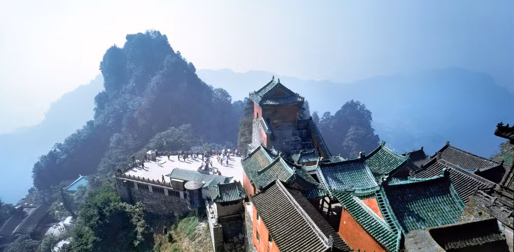 Núi Võ Đang: Còn được gọi là núi Thái Hòa, Võ Đang là dãy núi nằm ở tỉnh hồ Bắc với độ cao trung bình khoảng 1.000 m so với mực nước biển. Nơi đây được coi là một trong những cái nôi võ thuật của Đạo giáo với Thái Cực quyền và Bát Quái chưởng được phát triển từ thế kỷ 13. Ảnh: Worldheritage.