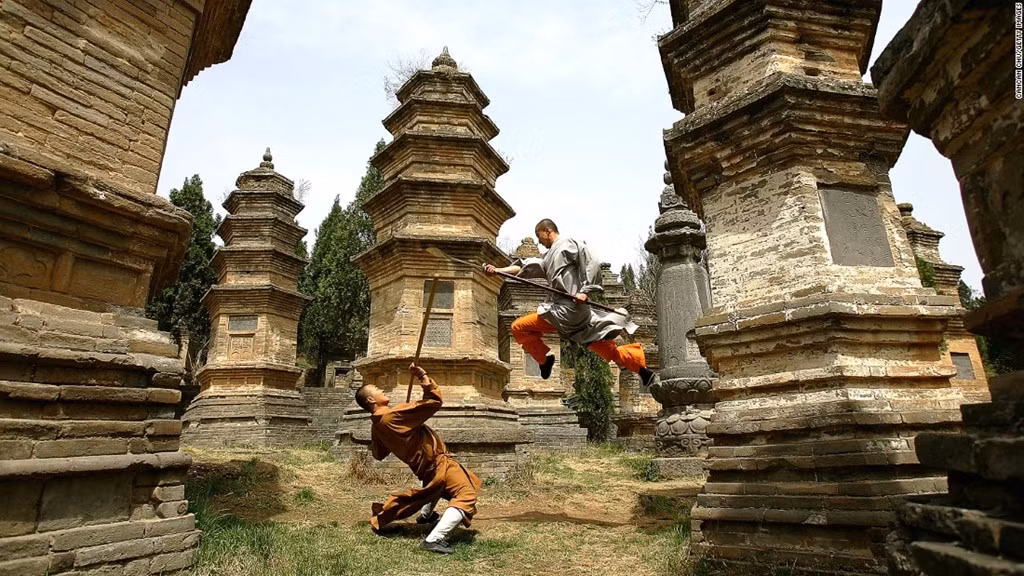 Núi Thiếu Thất: Cũng thuộc dãy Tung Sơn, ngọn núi này có Thiếu Lâm Tự, bản doanh phái Thiếu Lâm. Môn phái võ thuật do Bồ Đề Đạt Ma sáng tạo ra được coi là một trong những môn phái mạnh nhất võ lâm. Theo một số tài liệu cổ, chùa Thiếu Lâm được xây dựng từ năm 497, trải qua nhiều lần bị phá hủy và được phục dựng. Quần thể tôn giáo này có các chùa tháp với kiến trúc độc đáo, cạnh những đỉnh núi hùng vĩ. Ảnh: CNN.