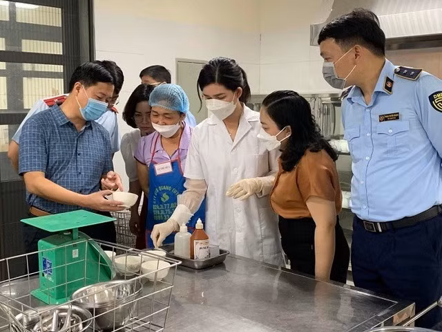 Thủ tướng chỉ đạo tăng cường phòng ngừa ngộ độc thực phẩm Thu tuong chi dao tang cuong phong ngua ngo doc thuc pham