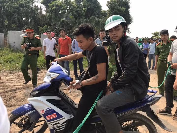 Nghi phạm Đinh Văn Giáp là đối tượng đầu tiên thực nghiệm lại hiện trường vụ án. Giáp bình tĩnh diễn tả hành vi phạm tội.