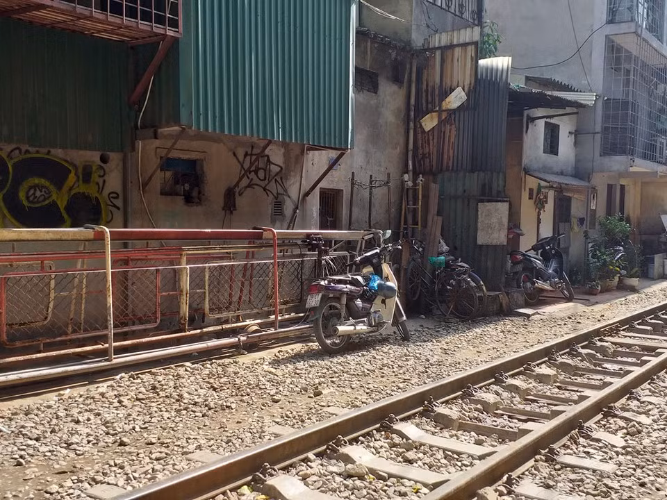Từ khi phố cà phê đường tàu nổi tiếng, các công trình lấn chiếm hành lang an toàn đường sắt mọc lên ngày 1 nhiều.