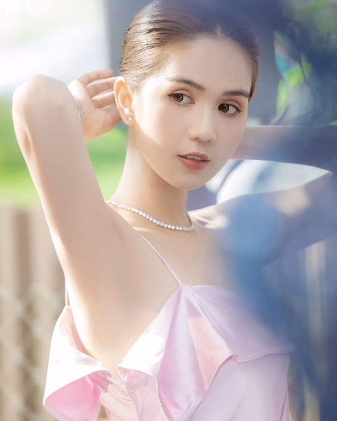 Ngọc Trinh nhận lại nhiều bình luận đồng tình của khán giả với triết lý: “Phụ nữ phải khắc cốt ghi tâm rằng, trên đời này chỉ nên tin 2 thứ, 1 là bản thân mình, 2 là tiền của mình làm ra. Đàn bà có tiền sẽ có tiếng nói, sẽ có tự tin, sẽ có quyền rạng rỡ, đó mới chính là thứ khiến bản thân hạnh phúc, tự do tự tại, cũng là điều khiến đàn ông cả đời không thể khinh thường, chán chê!”.