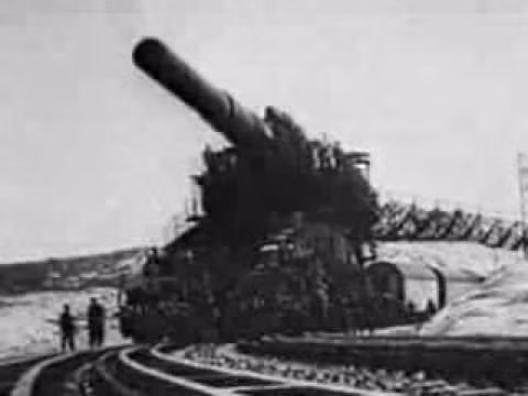 Siêu pháo này của quân đội Hitler nặng tới 1.350 tấn. Do vậy, đây là khẩu pháo lớn nhất thế giới từng được chế tạo. Chính quyền Hitler được cho là chi đến 67 triệu USD cho dự án chế tạo đại pháo Schwerer Gustav.