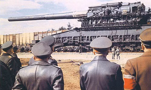 Đặc biệt, đại pháo Schwerer Gustav sử dụng 2 loại đạn là: đạn nổ phân mảnh có trọng lượng 4,8 tấn với tầm bắn tối đa 48 km và đạn xuyên giáp có trọng lượng 7,1 tấn với tầm bắn tối đa 38 km.