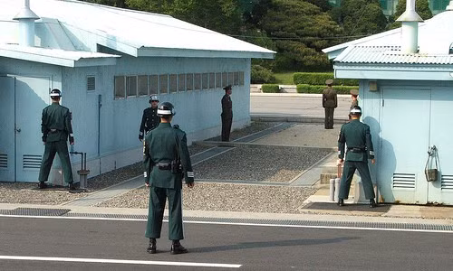 Du khách có thể tiếp cận một số khu vực ở DMZ trong tour du lịch và thoải mái chụp ảnh tại những nơi cho phép. Tuy nhiên, đa số khu vực còn lại được canh gác cẩn mật do nằm sát biên giới hai nước.