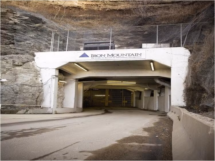 Trung tâm lưu trữ an toàn Iron Mountain nằm ở Pennsylvania là một trong những nơi tuyệt mật của chính phủ Mỹ. Nằm trong lòng mỏ đá vôi, trung tâm dữ liệu này được xây dựng để bảo vệ những dữ liệu quan trọng trong trường hợp xảy ra thảm họa thiên nhiên.