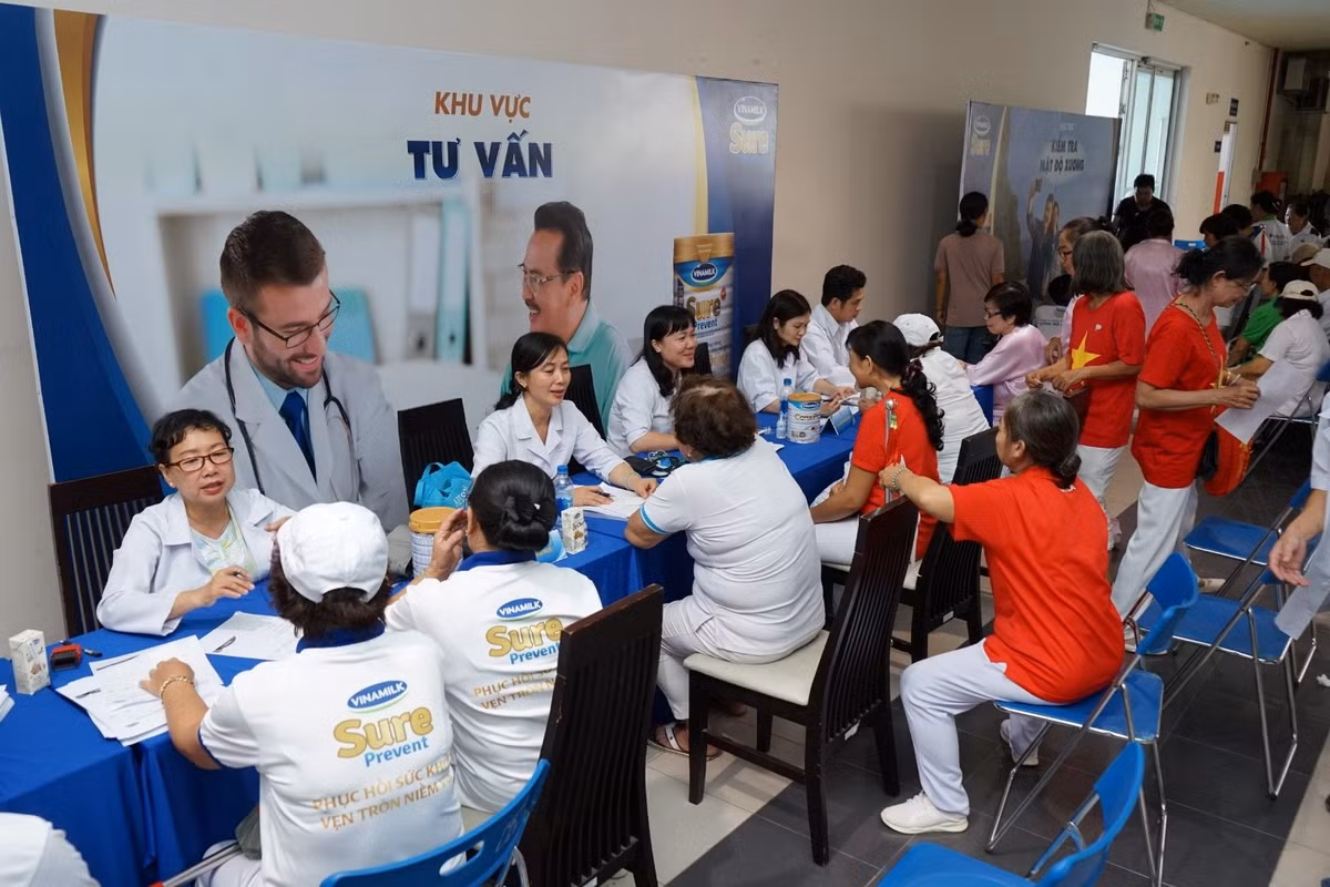 Vinamilk Sure Prevent cung 3.000 nguoi cao tuoi tham gia thi dau the duc duong sinh TP HCM-Hinh-8