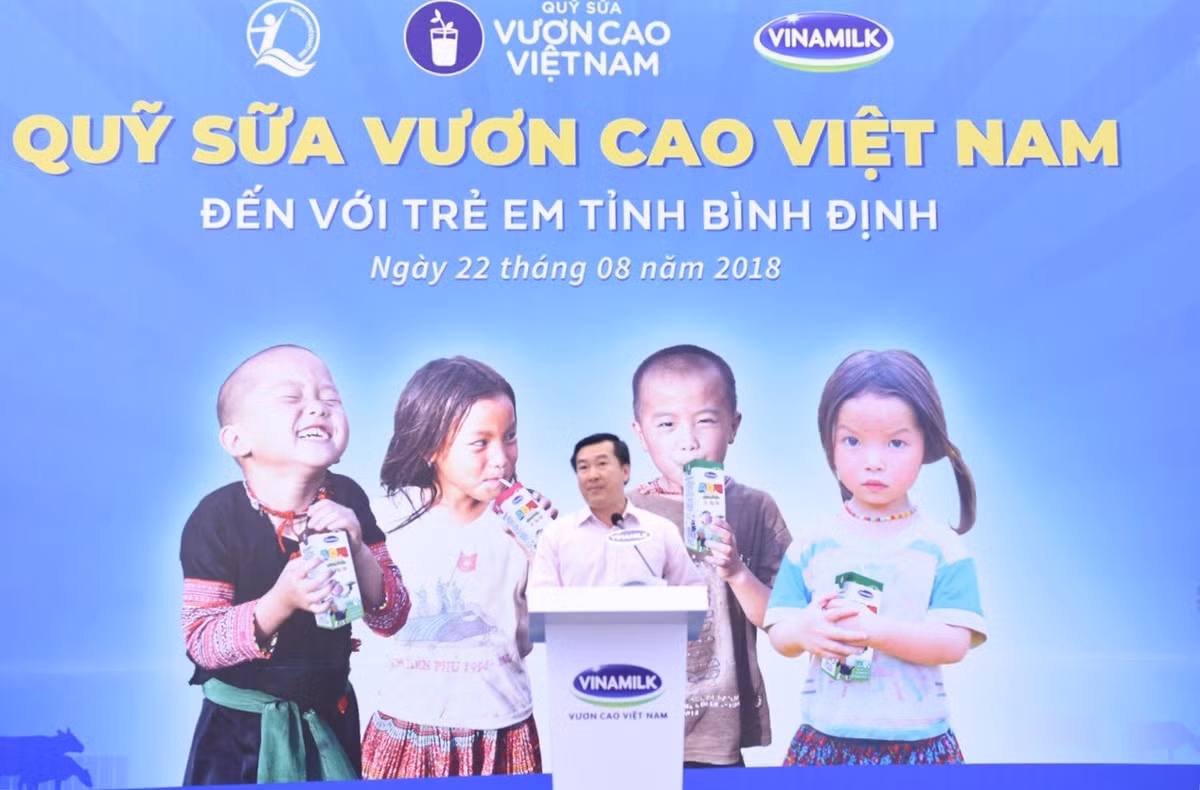 Quy sua Vuon cao VN va Vinamilk trao 64.000 ly sua cho tre em Binh Dinh