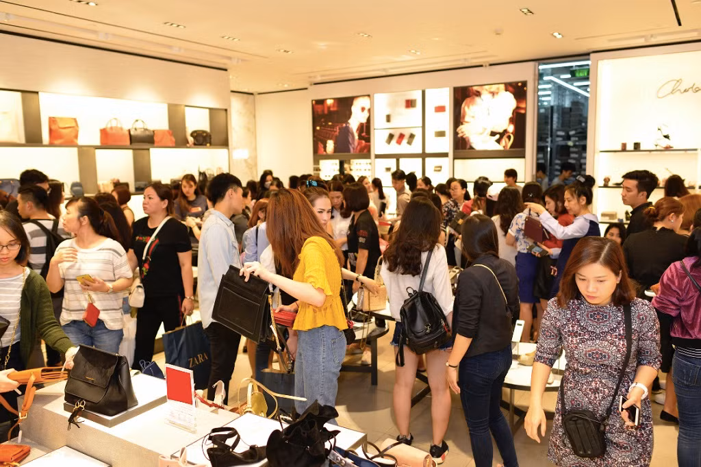 Hàng loạt các thương hiệu nổi tiếng khuyến mại hấp dẫn đến 50%.