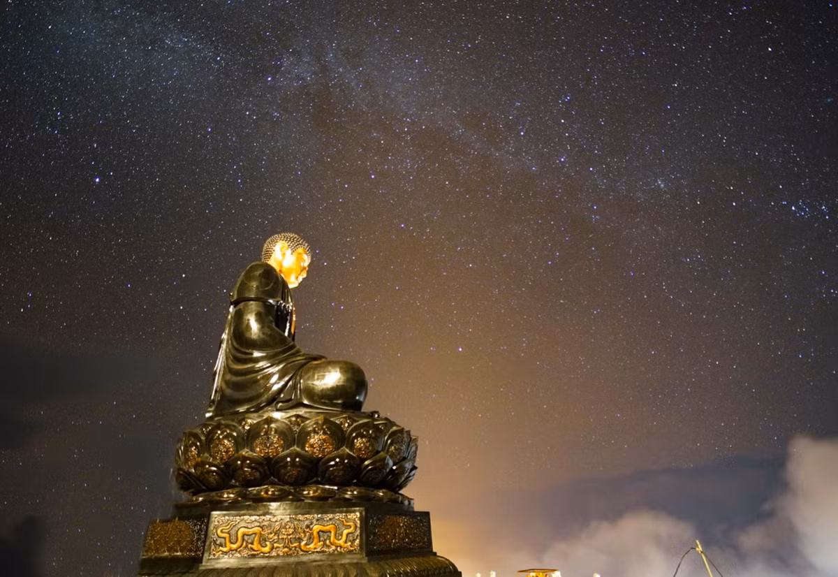Du xuân nơi đỉnh thiêng dân tộc, chiêm bái quần thể tâm linh và cầu bình an cho một năm mới, và nếu may mắn sẽ được chứng kiến những hiện tượng thiên nhiên kỳ thú quanh Đại tượng Phật, hành trình ấy thiêng liêng và ý nghĩa lắm thay.