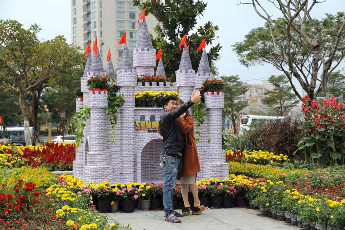 Đặc biệt, trong ngày Valentine vừa qua, các cặp đôi không quên lưu lại những bức ảnh siêu tình cảm tại đại cảnh “Lâu đài Pháp”, mô phỏng hình ảnh Làng Pháp với những lâu đài cổ kính ở thiên đường giải trí Sun World Ba Na Hills. Trên chóp tháp nhọn của lâu đài, pháo hoa đèn led tỏa sáng lung linh khi đêm về. Đây cũng là địa điểm được ưa thích nhất tại đường hoa.