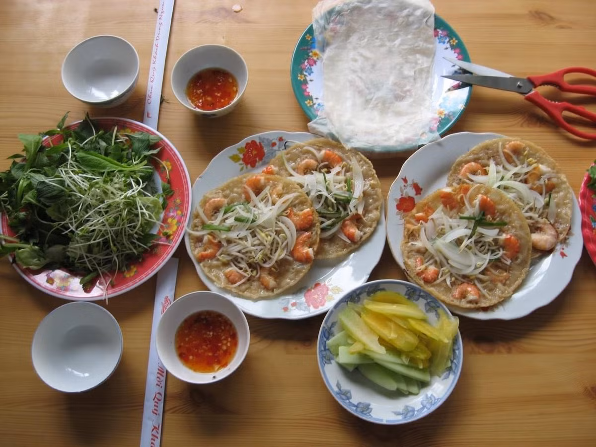 Món bánh xèo tôm nhảy hấp dẫn khó cưỡng.