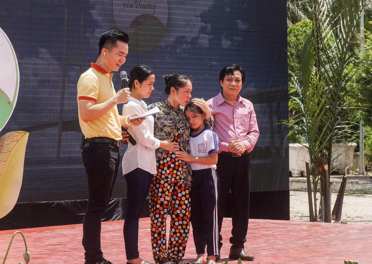 Vinamilk trao 76.500 ly sua cho tre em tinh Vinh Long