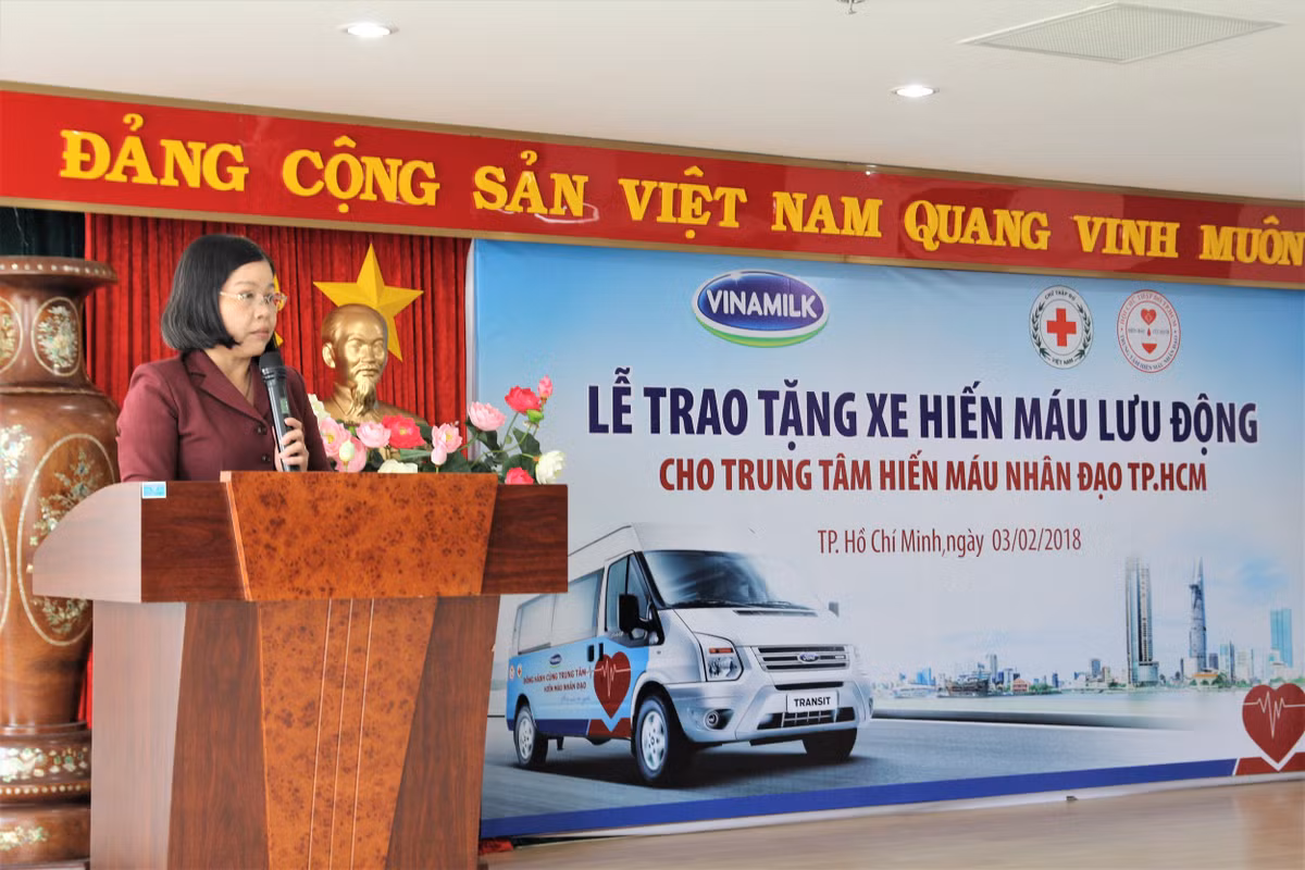 Bà Trần Thị Như Tố, Giám đốc Trung tâm hiến máu nhân đạo TP.HCM phát biểu tại buổi lễ.