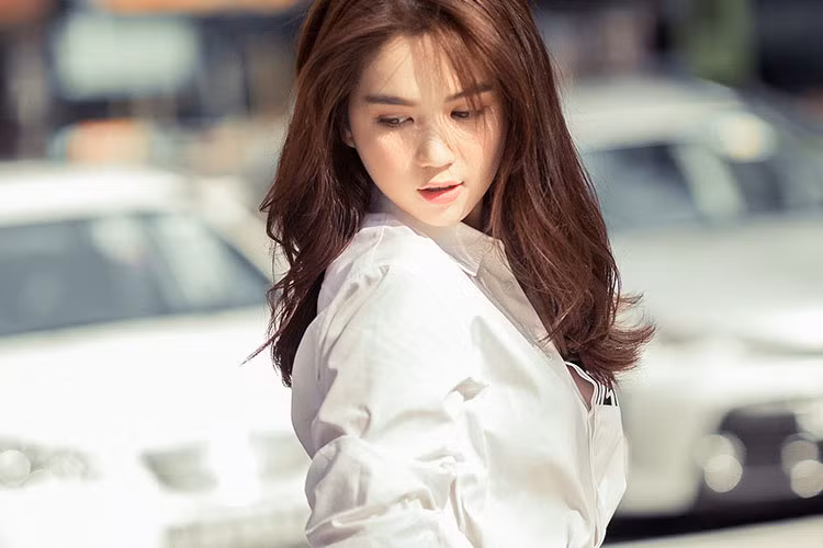Trước làn sóng chỉ trích của khán giả, Ngọc Trinh phải thừa nhận rằng hình ảnh trong quảng cáo của cô táo bạo. Tuy nhiên, chân dài gốc Trà Vinh cho rằng quảng cáo phù hợp với vóc dáng gợi cảm của cô và trên thế giới còn có táo tạo hơn. Ảnh: FBNV