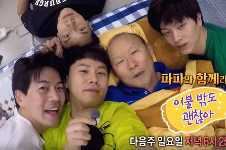 Các nghệ sĩ Lee Seung Gi, Lee Sang Yoon, Yang Se Hyung và Yook Sung Jae cũng phát cuồng vì HLV Park Hang Seo. Ảnh: Tri thức trẻ