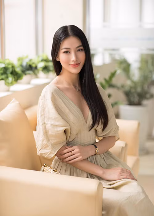Năm 2018, Phương Khánh nổi lên nhờ giành hiệu Hoa hậu Trái đất.