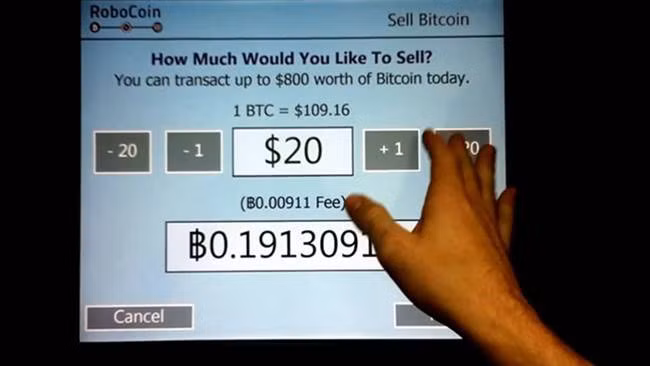 Khách có thể cho thêm tiền mặt vào để mua Bitcoin. Để giao dịch, khách phải quét lòng bàn tay để nhận diện.
